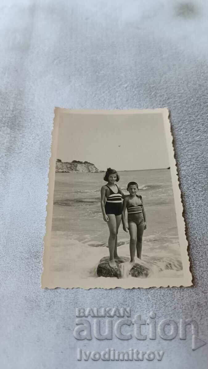 Φωτογραφία St. Κωνσταντίνος Αγόρι και κορίτσι σε μια πέτρα στην ακτή 1939
