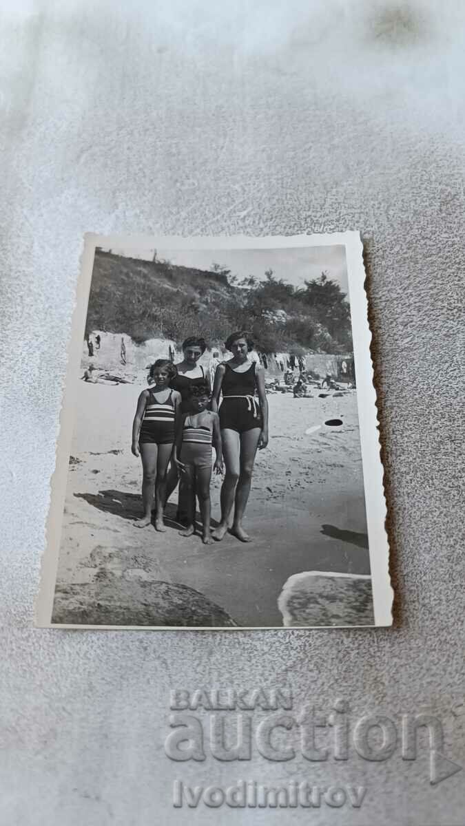 Снимка Св. Константинъ Жена момичета и момче на брега 1938