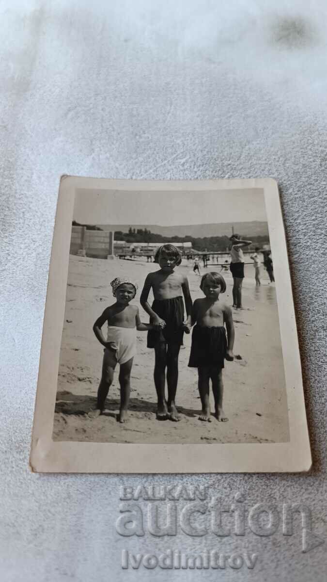Fotografie Varna Trei copii pe plajă 1937