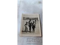 Fotografie Varna Trei copii pe plajă 1937
