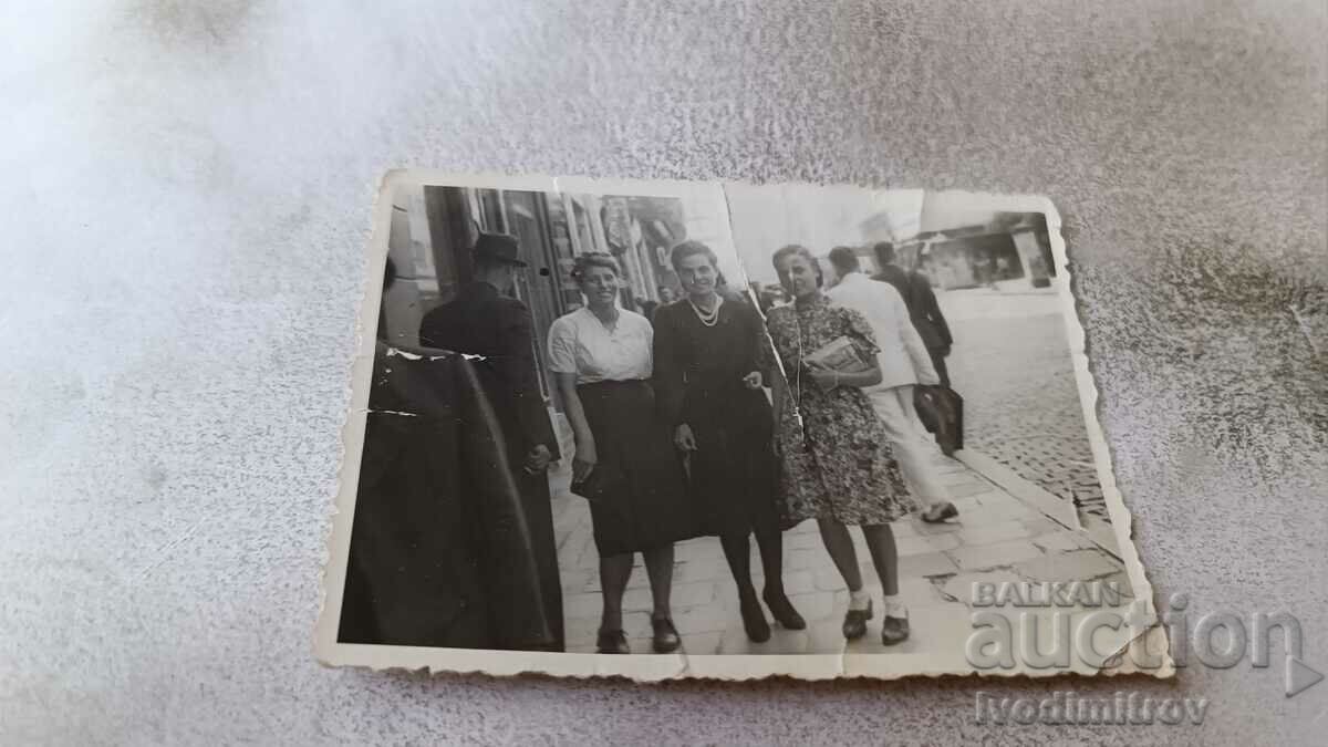 Fotografie Sofia Trei tinere pe trotuar 1941