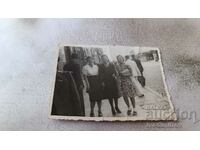 Снимка София Три млади жени на тротоара 1941