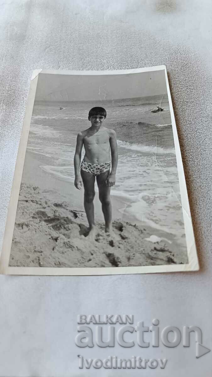 Φωτογραφία Μπουργκάς Ένα αγόρι με μαγιό στην παραλία 1978
