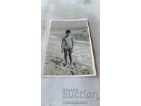 Fotografie Burgas Un băiat în costum de baie pe plajă 1978