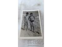 Снимка Две момчета по бански на брега на морето
