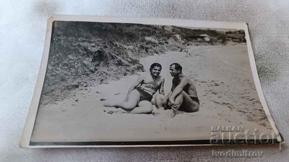 Снимка Младеж и младо момиче с ретро бански на плажа 1940