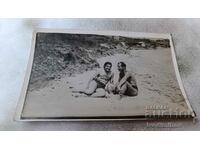 Photo Young man and young girl in vintage swimsuits on the beach 1940