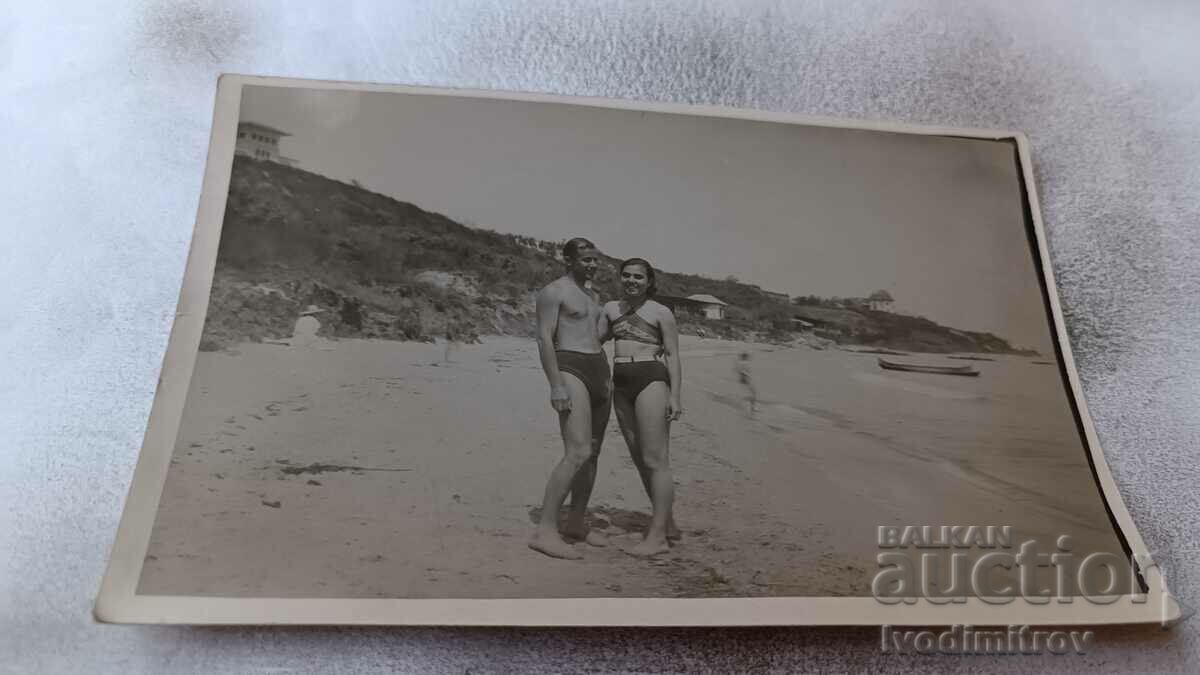 Photo Young man and young girl in vintage swimsuits on the beach 1940