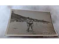 Fotografie Tânăr și fată tânără în costume de baie vintage pe plajă 1940