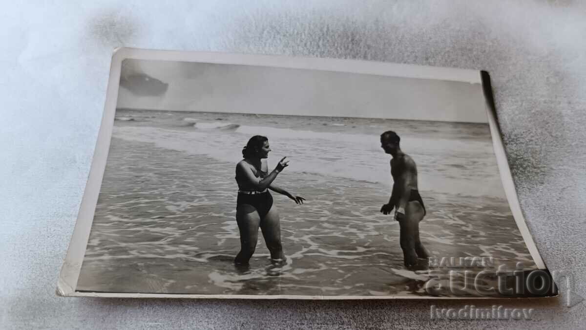 Φωτογραφία Ένας νεαρός άνδρας και ένα νεαρό κορίτσι στην παραλία 1940