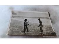 Photo A young man and a young girl on the seashore 1940