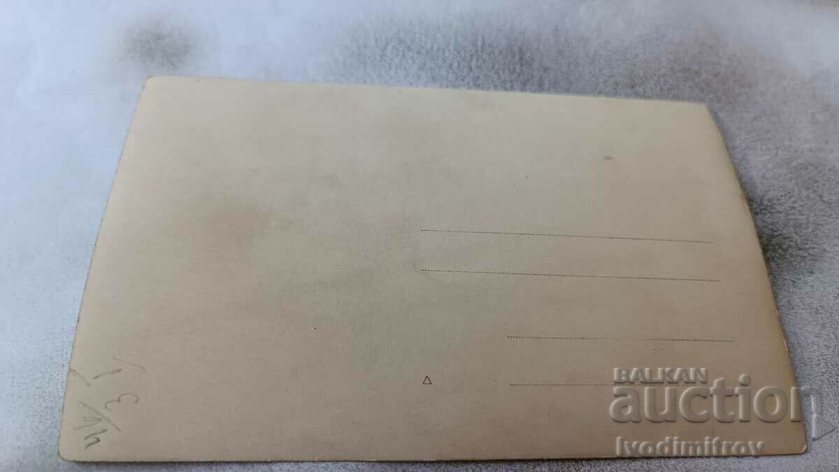 Foto Doi bărbați și o fată tânără în mare cu preț 3.45 BGN | € 1.76 Foto Doi bărbați și o fată tânără în mare cu preț 3.45 BGN | € 1.76