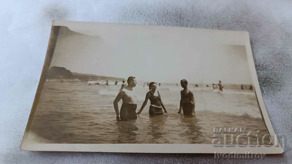Снимка Двама мъже и младо момиче в морето