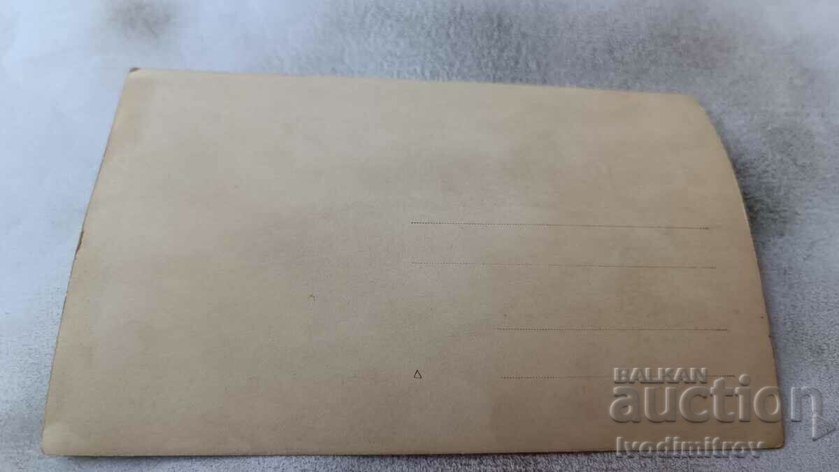 Снимка Трима мъже и младо момиче на брега на морето с цена 3.45 лв. | € 1.76 Снимка Трима мъже и младо момиче на брега на морето с цена 3.45 лв. | € 1.76