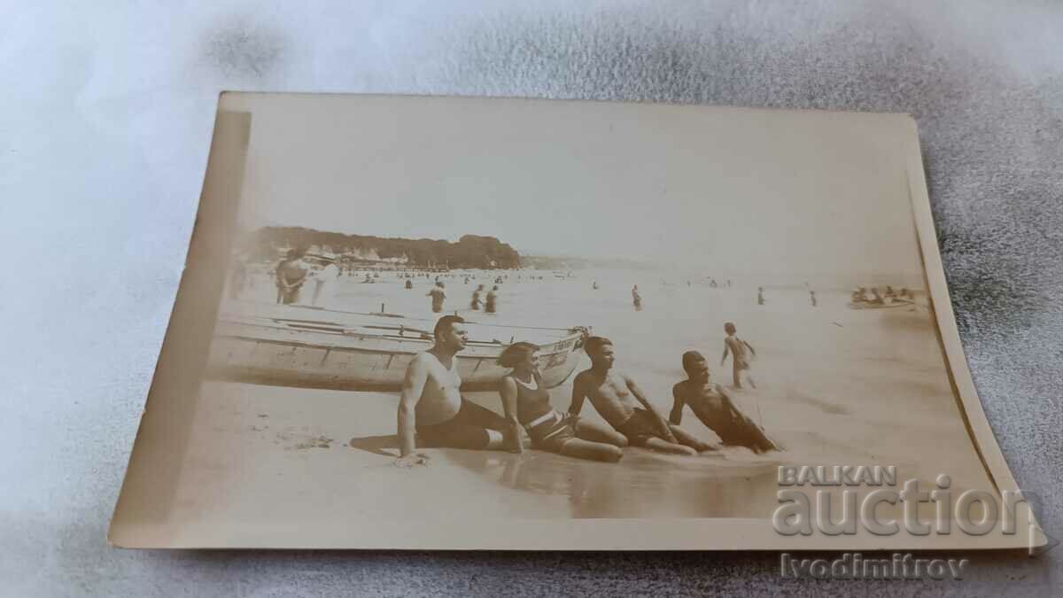 Φωτογραφία Τρεις άντρες και ένα νεαρό κορίτσι στην παραλία