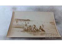 Foto Trei bărbați și o fată tânără pe plajă