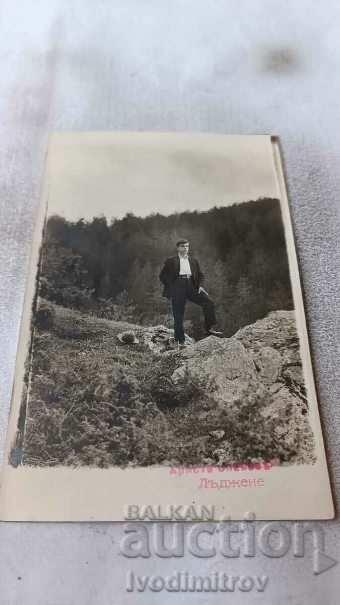 Photo Lying Young man in the mountains