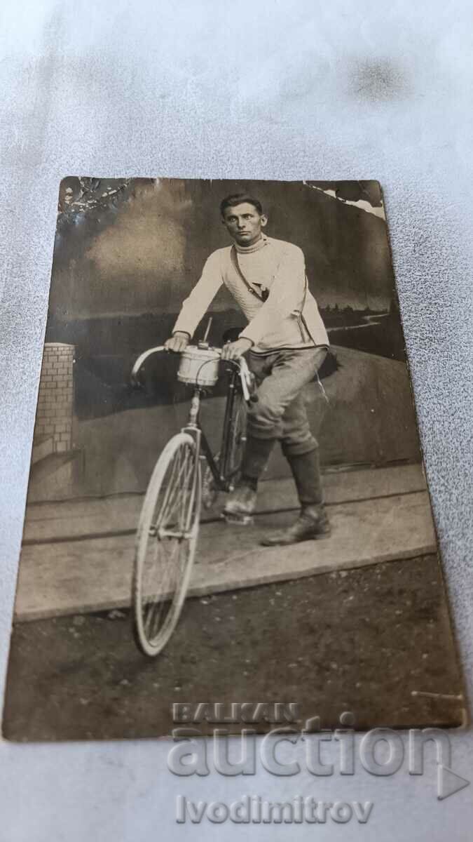 Снимка Колоездач с ретро велосипед