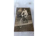 Φωτογραφία ποδηλάτης με ένα vintage ποδήλατο
