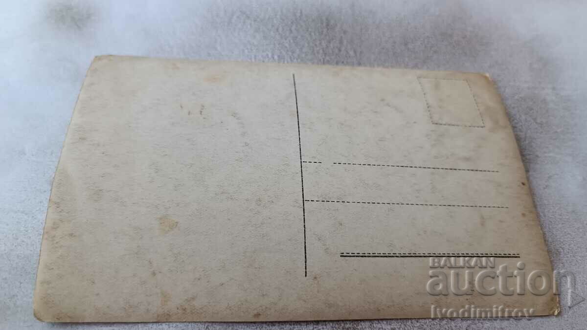 Photo Men and women in winter coats on the frozen sea with price 3.85 BGN | € 1.97 Photo Men and women in winter coats on the frozen sea with price 3.85 BGN | € 1.97