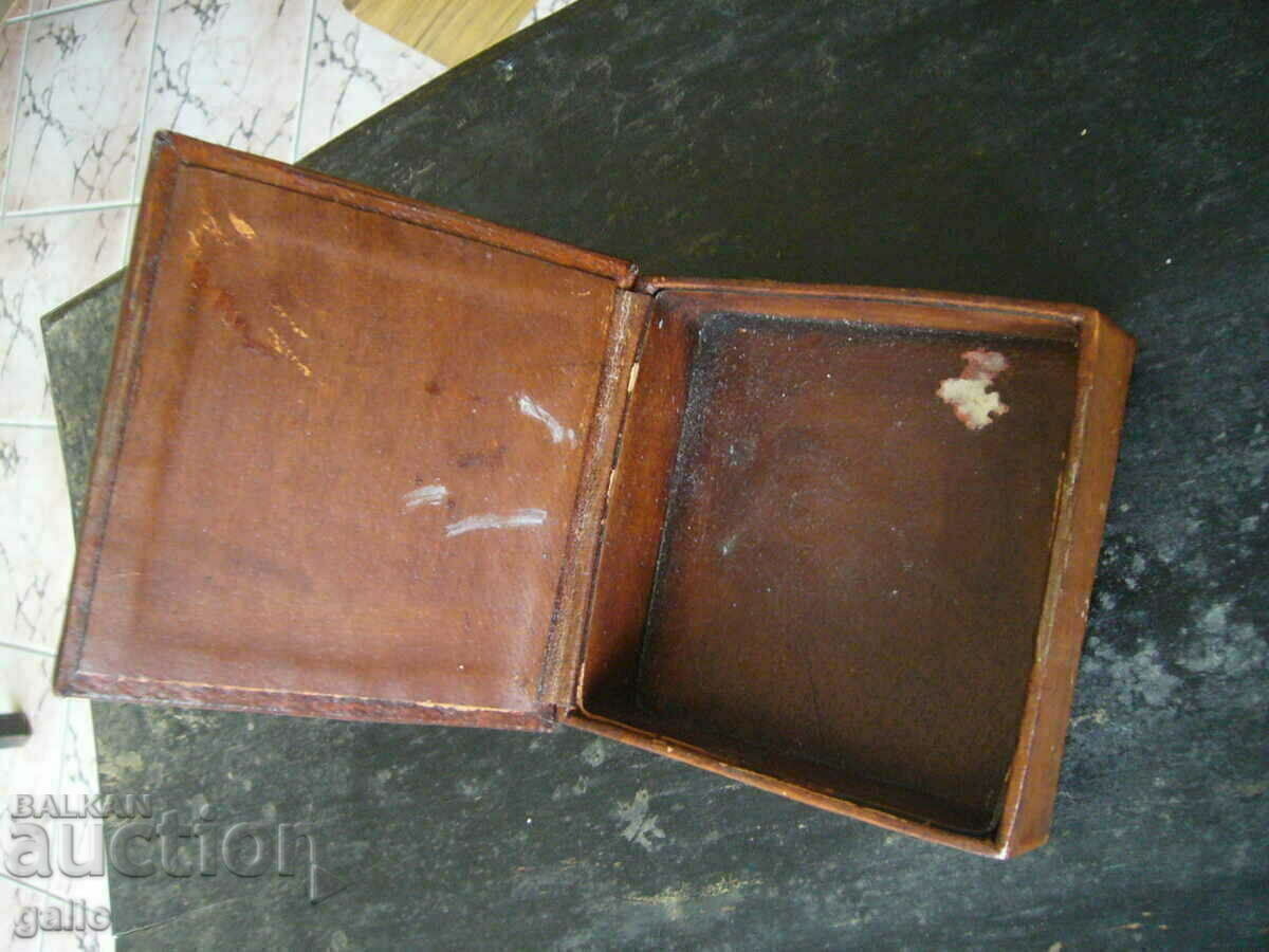 Auction Old Jewelry Box - Leather Auction Old Jewelry Box - Leather