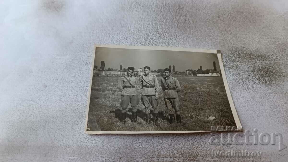 Foto Sofia Trei ofițeri pe pajiștea de lângă ml. planta 1950