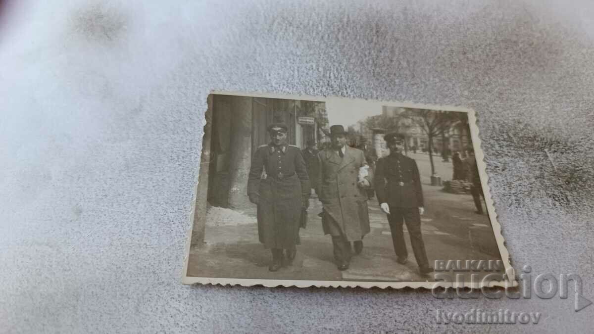 Photo Sofia Two officers and a man on a walk