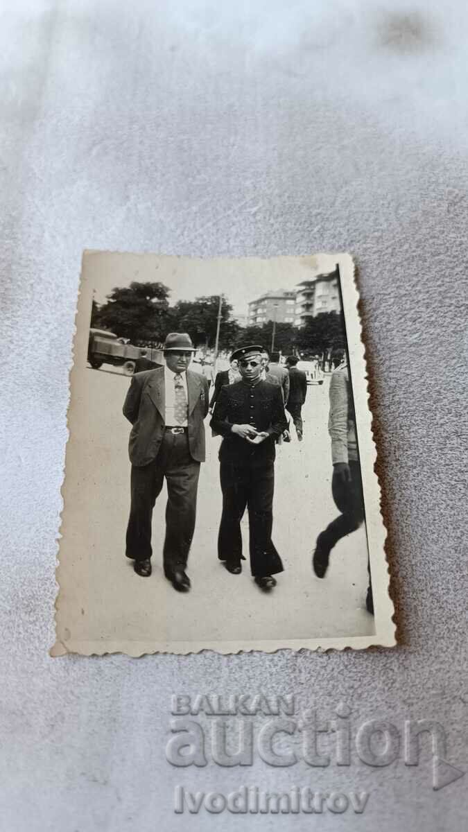 Φωτογραφία Σοφία Ένας μαθητής και ένας άντρας σε μια βόλτα