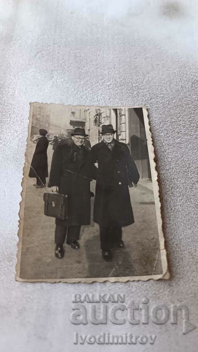 Снимка София Двама мъже с очила на тротоара