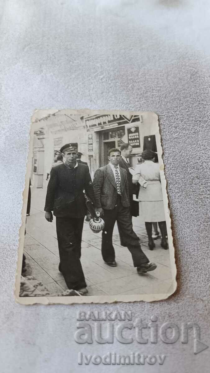 Fotografie Sofia Un bărbat și un student cu un ulcior în mână la plimbare
