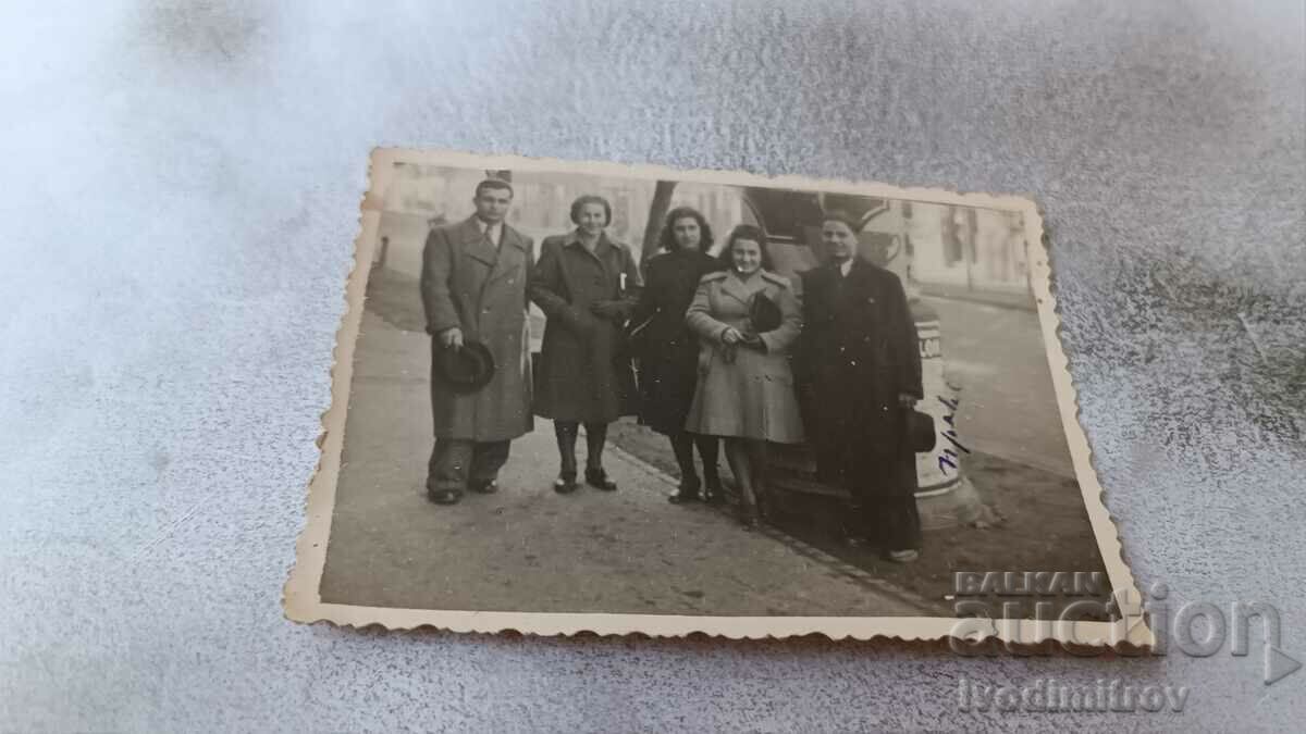 Foto Sofia Doi bărbați și trei femei
