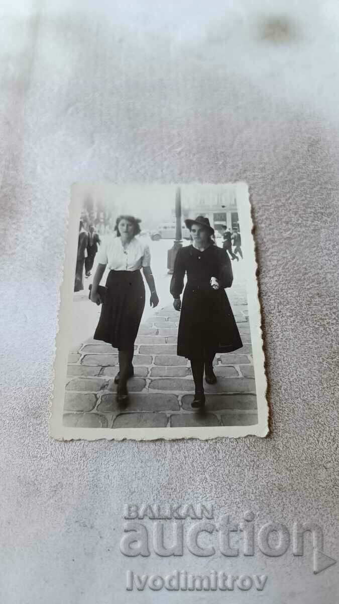 Fotografie Sofia Două tinere la plimbare 1941