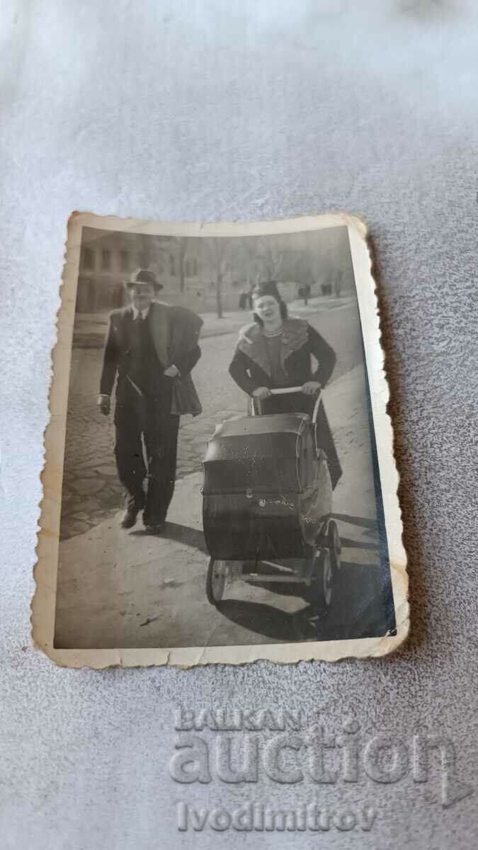 Fotografie Sofia Un bărbat și o femeie cu un cărucior retro pentru copii pentru o plimbare