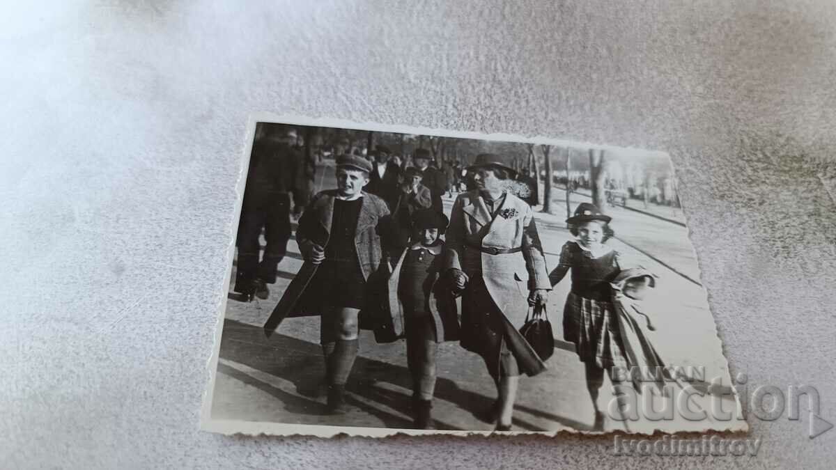 Снимка София Жена и три деца на разходка 1939