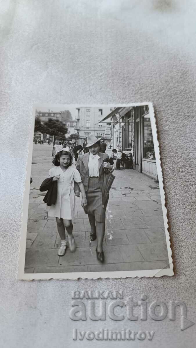 Снимка София Жена и момиче на разходка 1940