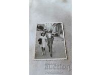 Φωτογραφία Σοφία Γυναίκα και κορίτσι σε έναν περίπατο 1940