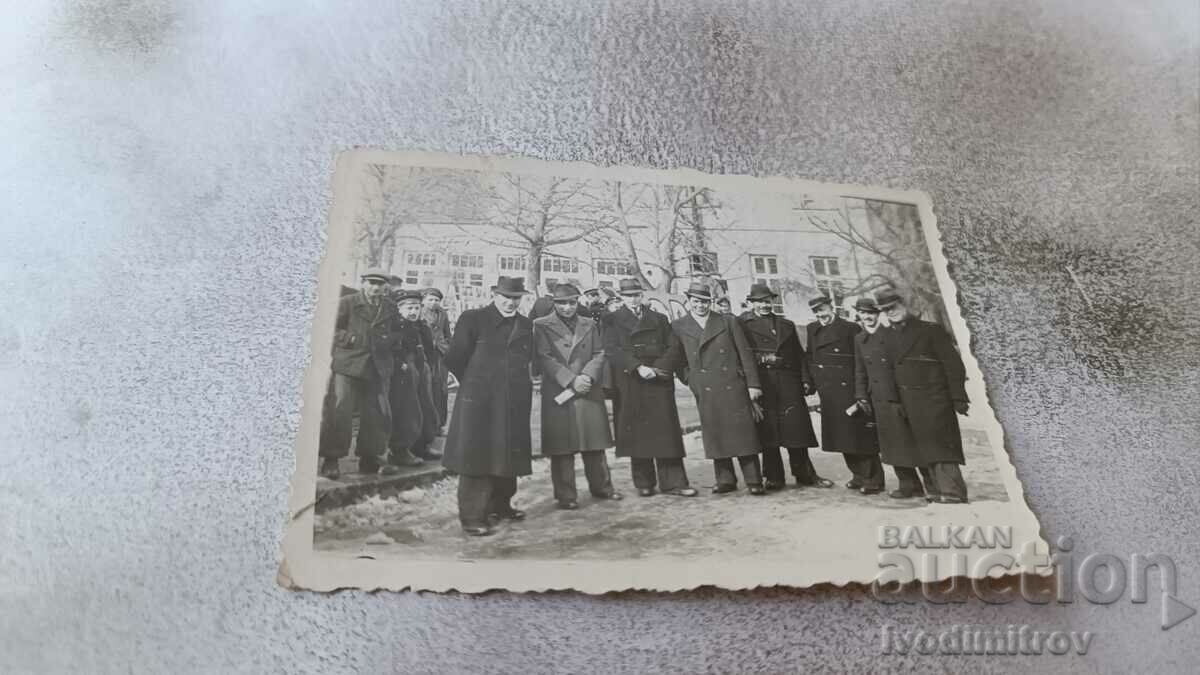 Photo Sofia Men in winter coats on the street