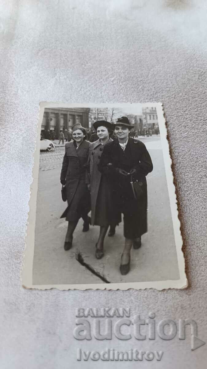 Φωτογραφία Βουκουρέστι Τρεις γυναίκες σε έναν περίπατο 1938