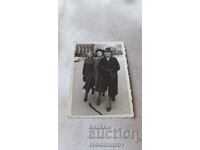 Fotografie București Trei femei la plimbare 1938