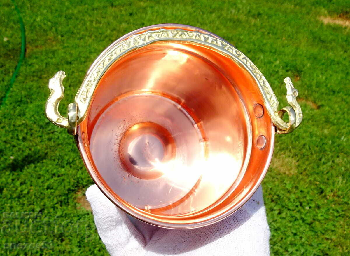 Auction  Copper cauldron, copper mug, copper cup.