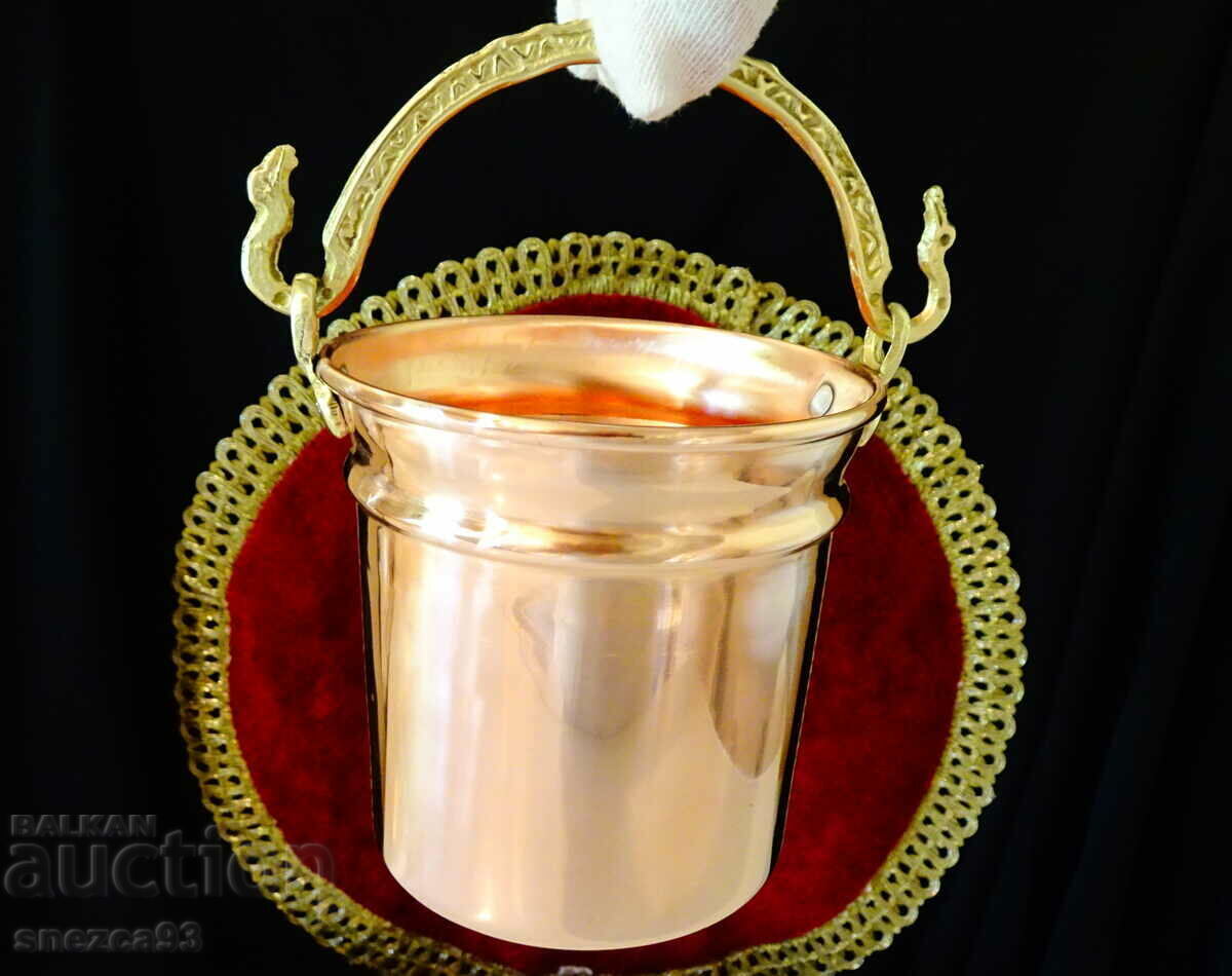 Copper cauldron, copper mug, copper cup.