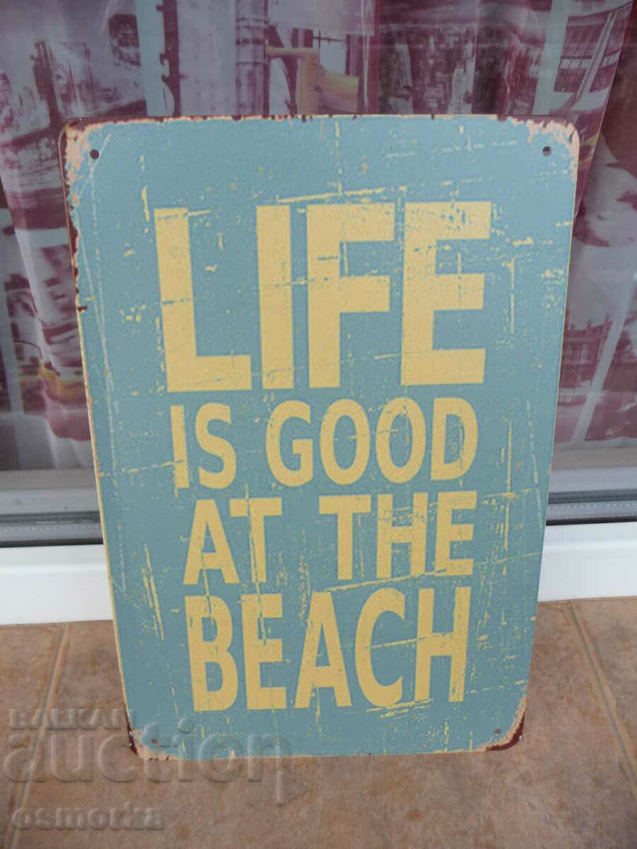 Μεταλλική επιγραφή Η ζωή στην παραλία είναι ωραία χωματερές