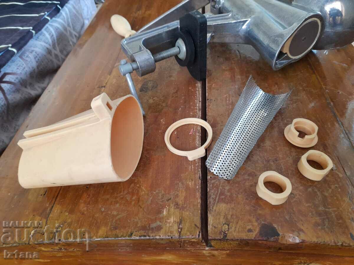 Mașină de tocat roșii veche, moara cu preț 90.00 BGN | € 46.02 Mașină de tocat roșii veche, moara cu preț 90.00 BGN | € 46.02