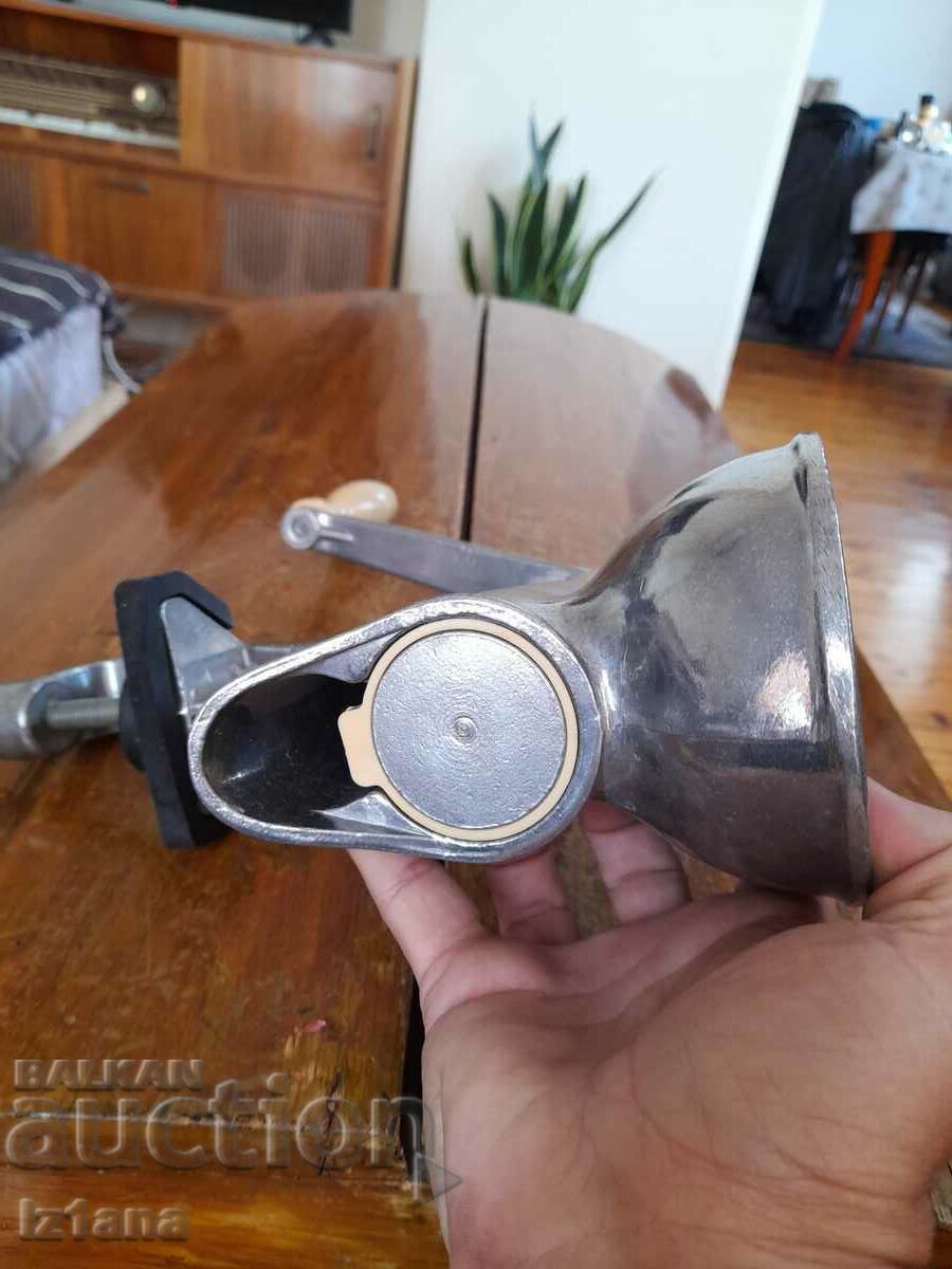 Licitație Mașină de tocat roșii veche, moara Licitație Mașină de tocat roșii veche, moara