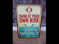 Inscripție pe plăcuță metalică Swim at risc salvamarul bea bere