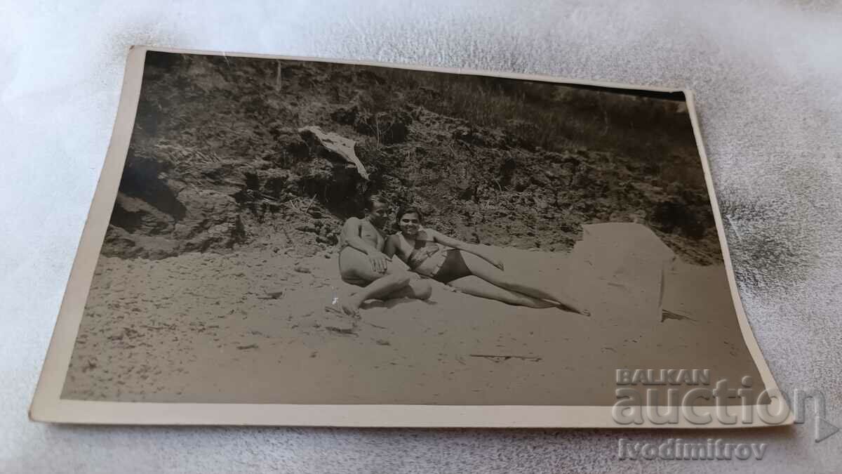 Photo Young man and girl on the beach 1940