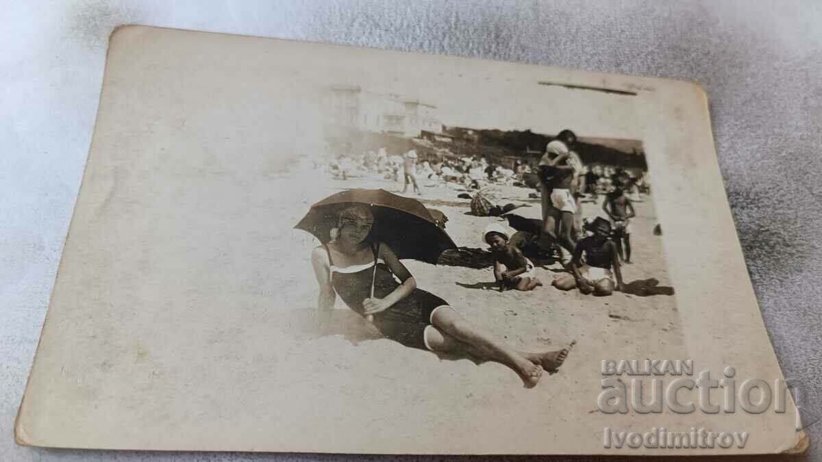 Fotografie Varna Fată tânără pe plaja băilor maritime 1925