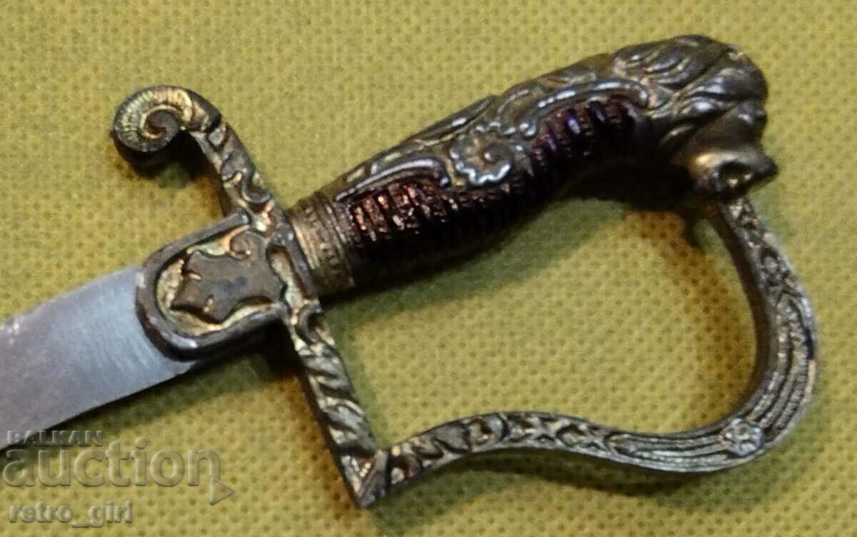 Auction I am selling a saber miniature. Auction I am selling a saber miniature.