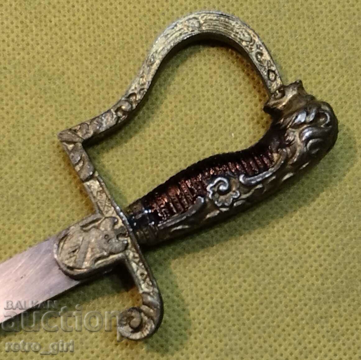 Delivery of I am selling a saber miniature. Delivery of I am selling a saber miniature.