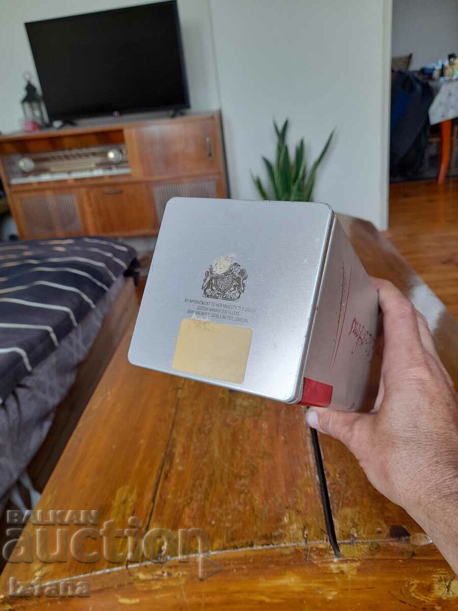 An old Johnnie Walker can - 5 An old Johnnie Walker can - 5